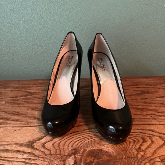 MICHAEL Michael Kors Black Patent Pumps   4" High Heel   Size 8.5 - Picture 3 of 10